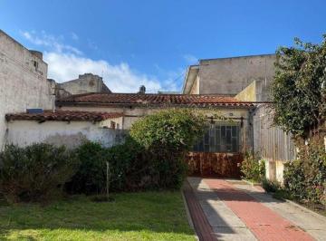 Terreno · 300m² · 3 Ambientes · 1 Cochera · Lote de 300 m² en 14 de Julio y Castelli