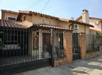 Casa · 206m² · 4 Ambientes · 2 Cocheras · Venta - Casa 4 Amb. con Jardín, Quincho y Coch en Martínez