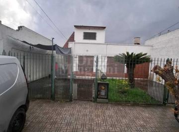 Casa · 80m² · 5 Ambientes · 1 Cochera · Casa Chalet en Venta en Lomas de Zamora, G. B. a. Zona Sur, Argentina