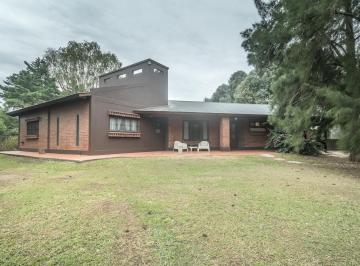 Quinta vacacional · 139m² · 4 Ambientes · Venta de Casa Quinta 4 Ambientes con Piscina, Quincho con Parrilla y Galería en La Plata.