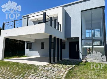 Casa · 200m² · 5 Ambientes · Casa en Islas 4 Habitaciones