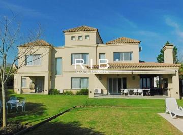 Casa de 5 ambientes, Pilar · Impecable Propiedad Estilo Neoclásico con 4 Dorm.