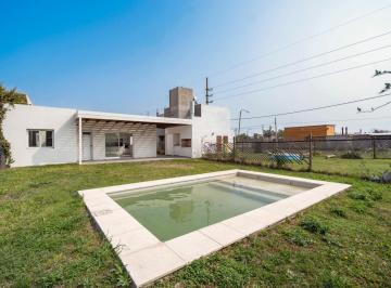 Casa · 90m² · 4 Ambientes · Venta/permuta - Casa - 3 Dorm. con Piscina - Acequias del Aire, Roldán.