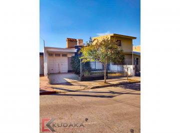 Casa · 250m² · 8 Ambientes · 2 Cocheras · ¡Increíble Oportunidad! Propiedad de 3 Dorm. + Departamento Independiente en Parque Capital. a