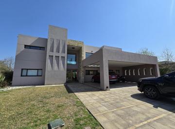 Casa · 1200m² · 6 Ambientes · 2 Cocheras · En Venta | Excelente Propiedad de Categoría en Barrio Cerrado Club de Campo Los Puentes, Lujan | Ter
