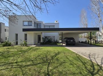 Casa · 1200m² · 3 Dormitorios · En Venta | Hermosa Propiedad de Diseño en Barrio Cerrado Club de Campo Los Puentes, Lujan | con Pisc