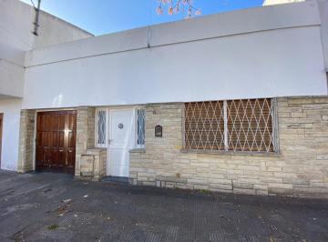 Casa de 4 ambientes, La Plata · Casa en Venta con Cochera
