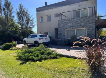 Casa · 270m² · 6 Ambientes · 1 Cochera · Casa en La Candida