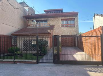 Casa · 305m² · 5 Ambientes · 2 Cocheras · Chalet 5 Ambientes en Dos Plantas