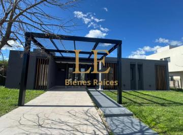 Casa · 222m² · 5 Ambientes · 2 Cocheras · Casa a La Venta en Haras Santa Maria