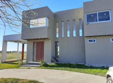 Casa · 140m² · 6 Ambientes · 2 Cocheras · Casa en Venta - 3 Dorm. 3 Baños - Cochera - 1050 m² - Haras del Sur III, La Plata