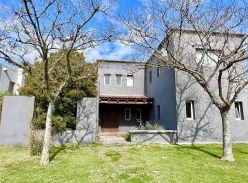 Casa · 215m² · 6 Ambientes · Casa en Venta en Santa Barbara