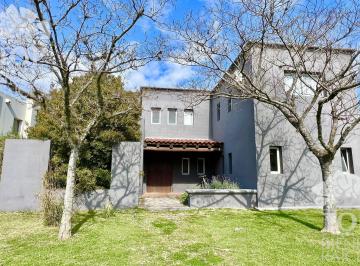 Casa · 215m² · 6 Ambientes · Casa en Venta en Santa Barbara