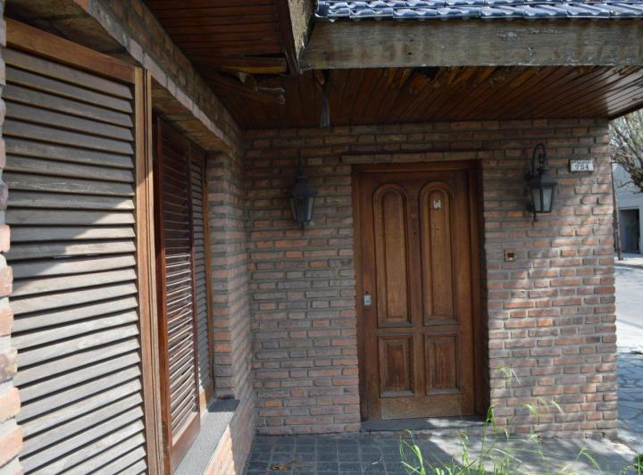 Casa · 200m² · 6 Ambientes · 2 Cocheras
