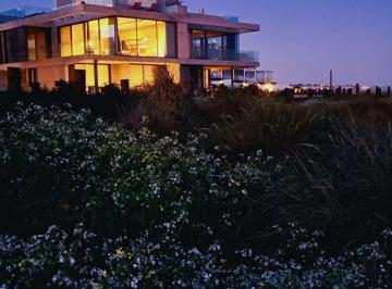 Casa · 245m² · 5 Ambientes · 3 Cocheras · Casa en Alquiler Sobre El Mar en Montoya Tm