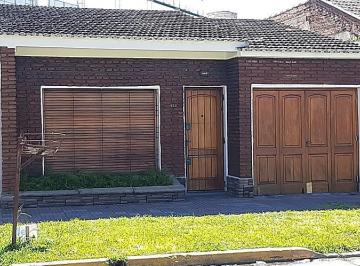 Casa de 3 ambientes, Lomas de Zamora · Chalet Proximo a Estacion con Cochera Varios Autos