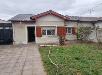 Casa · 130m² · 3 Ambientes · 4 Cocheras · En Venta Chalet de 3 Ambientes en Ciudad Jardin Muy Bien Ubicado Sobre Lote de 260 m² F: 10087