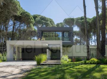 Casa de 5 ambientes, Cariló · Moderna Casa, con un Diseño Contemporáneo con Pileta Climatizada. (Cod - 12)