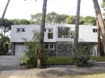 Casa de 4 ambientes, Cariló · Casa Moderna con Piscina y Ubicada Cerca del Centro Comercial. (Cod - 420)