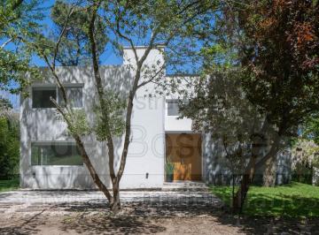 Casa de 5 ambientes, Cariló · Casa de Estilo Moderno Cerca del Centro Comercial y Playa (Cod - 357)
