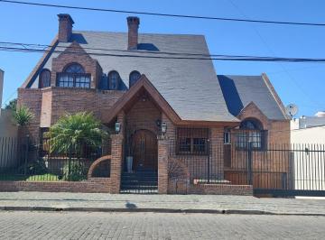 Casa de 5 ambientes, Morón · Imponente Chalet en Villa Sarmiento, 5 Ambientes, Pileta Climatizada, Quincho y Garage Doble