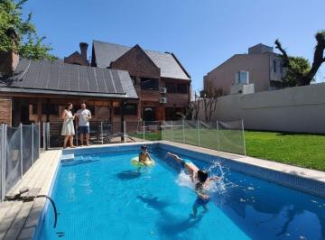 Casa de 5 ambientes, Morón · Imponente Chalet en Villa Sarmiento, 5 Ambientes, Pileta Climatizada, Quincho y Garage Doble