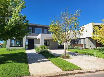 Casa · 233m² · 5 Ambientes · 2 Cocheras · Casa en Venta 6 Ambientes en Barrio Acacias Puertos