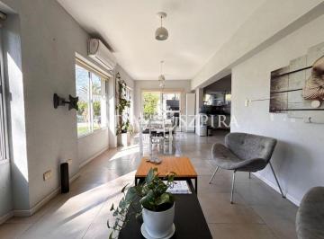 Casa · 200m² · 5 Ambientes · 6 Cocheras · Casa en Venta en Las Lajas