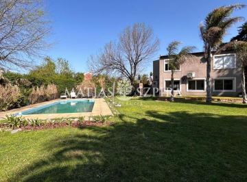 Casa · 200m² · 4 Ambientes · 6 Cocheras · Casa en Venta en Las Lajas