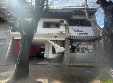 Casa de 6 ambientes, Tres de Febrero · Casa Multifamiliar con Local Sobre Av a La Venta