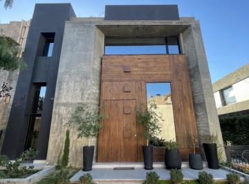 Casa · 240m² · 7 Ambientes · 1 Cochera · Exclusiva Casa en Venta - Barrio Privado Dalvian