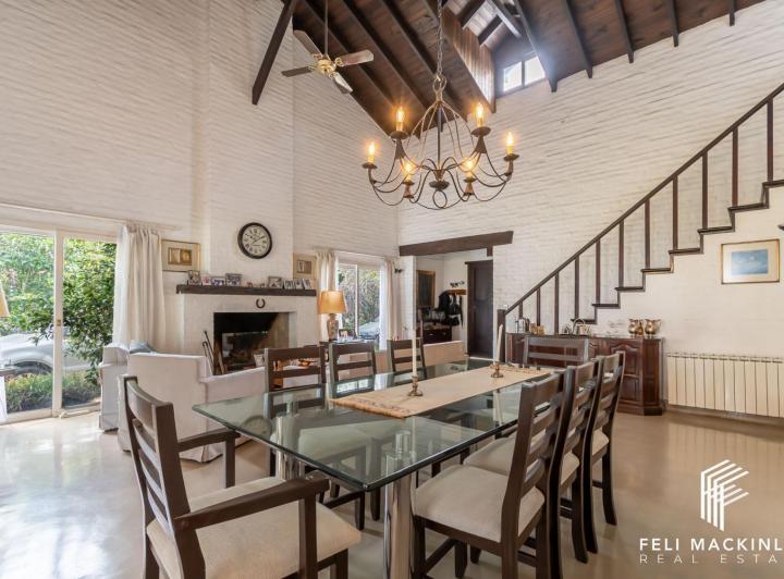 Casa · 196m² · 5 Ambientes · 2 Cocheras