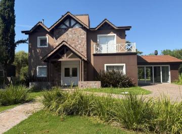 Casa de 5 ambientes, Moreno · Casa con 4 Habitaciones en Venta en Campos de Alvarez, 919 m²