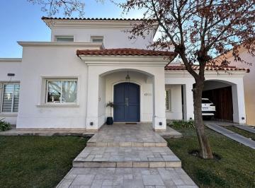 Casa · 250m² · 3 Dormitorios · 1 Cochera · Casa en Venta en B° Palmares