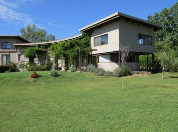 Casa · 440m² · 4 Dormitorios · 3 Cocheras · Casa en Venta en Barrio Privado Colonia de Chacras