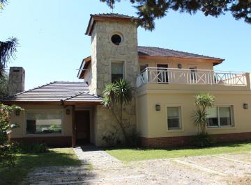 Casa · 174m² · 4 Ambientes · Venta, Alquiler Temporario. Casa Sobre El Golf en Golfers C. C
