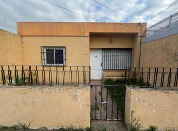 Casa de 4 ambientes, Rosario · En Venta - Casa de 2 Dorm. con Jardin - Barrio Las Delicias