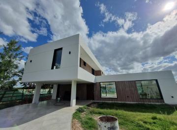 Casa de 5 ambientes, Presidente Perón · El Rebenque Canning! Casa a Estrenar con 3 Dorm. y Piscina! Super Moderna!