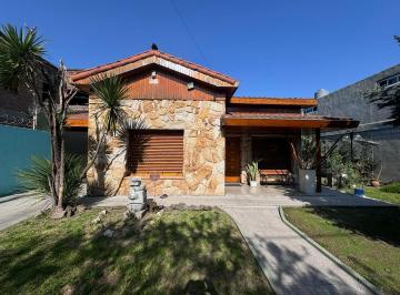 Casa · 150m² · 4 Ambientes · 7 Cocheras · Venta Impecable Chalet Sobre Amplio Lote Merlo