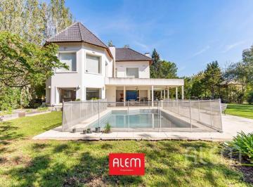 Casa · 400m² · 7 Ambientes · 3 Cocheras · Casa en Doble Lote en Venta en Saint Thomas Sur | 5 Dorm.