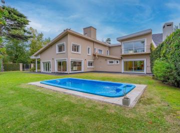 Casa · 530m² · 5 Ambientes · 4 Cocheras · Espectacular Casa en Pinos de Anchorena