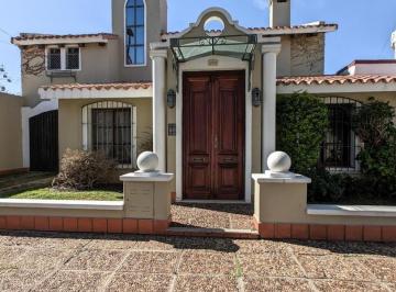 Casa · 245m² · 5 Ambientes · 2 Cocheras · Casa de Categoria en Guadalupe Este