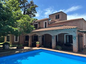 Casa de 4 ambientes, San Isidro · Sólido Chalet con Muy Buen Lote y Pileta!