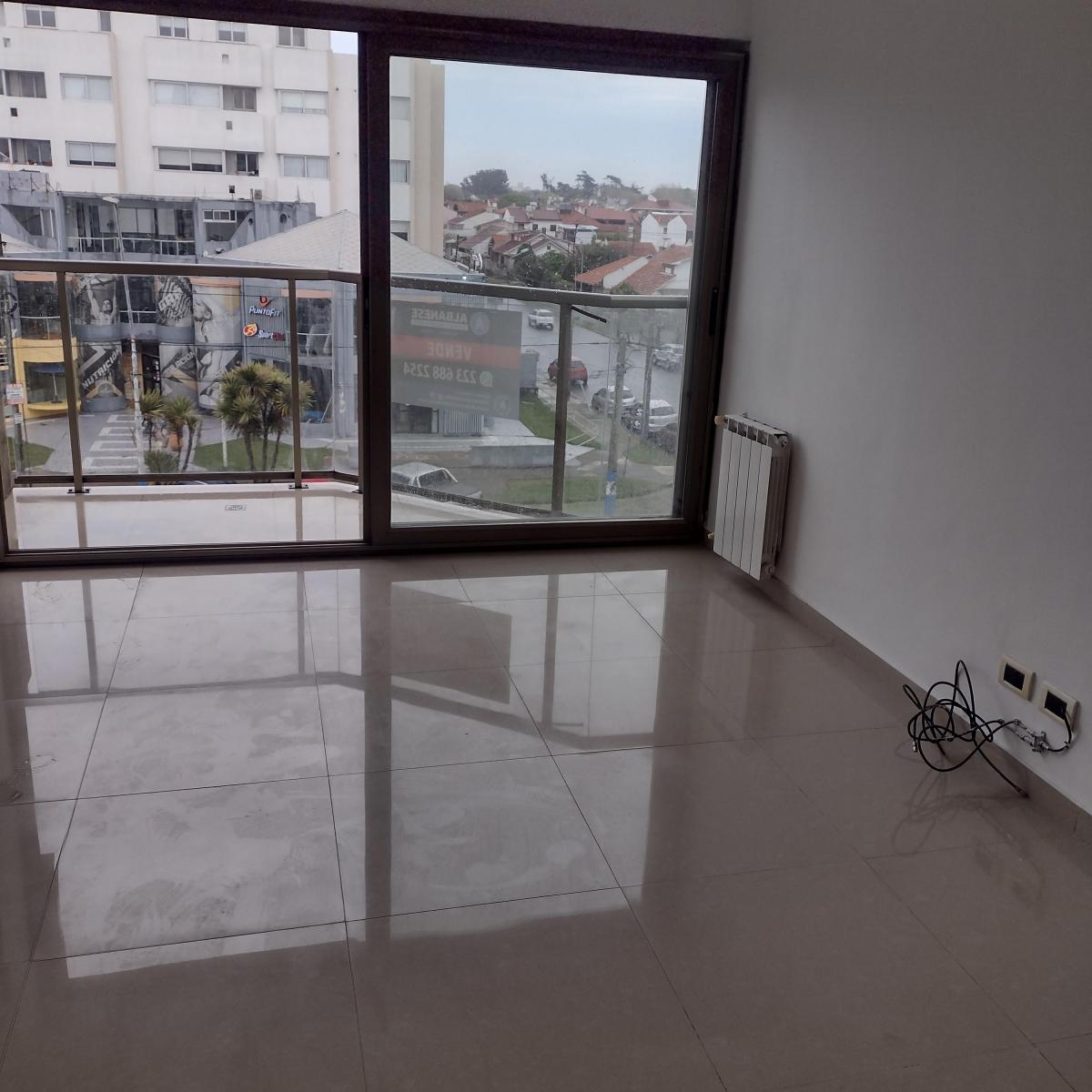 Amplio departamento con balcón y vista al mar sobre Av. Constitución