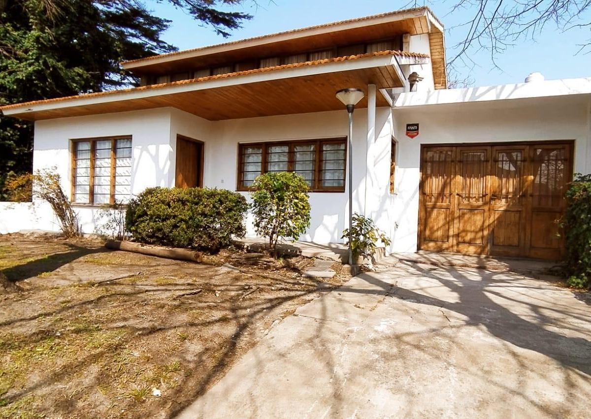 Casa 4 amb, 180m² con garage y gran parque — Bosque Alegre