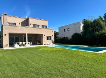 Casa · 201m² · 5 Ambientes · 2 Cocheras · Venta