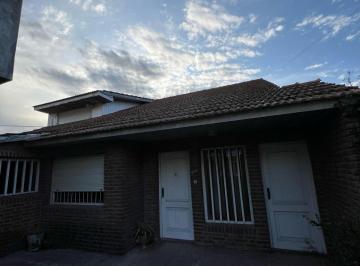 Casa · 240m² · 4 Ambientes · 2 Cocheras · Casa - Las Avs