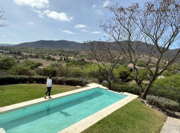 Casa · 4300m² · 6 Ambientes · 2 Cocheras · Casa en Alquiler
