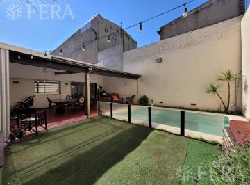 Casa · 165m² · 3 Ambientes · 1 Cochera · Venta de Casa de 3 Ambientes con Cochera y Piscina en Villa Dominico