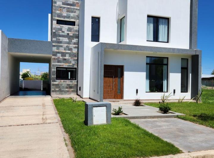 Casa · 190m² · 2 Ambientes · 2 Cocheras